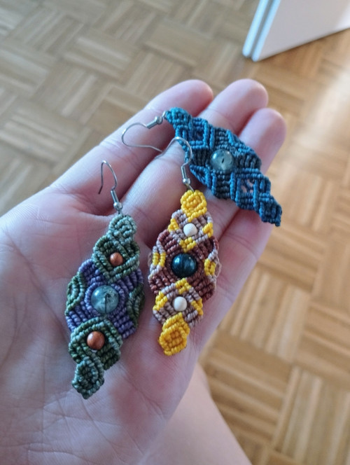 Originální macramé náušnice s korálkem — foto 4