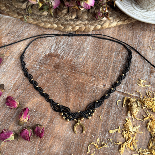Černý micro macramé náhrdelník s půlměsícem — foto 2