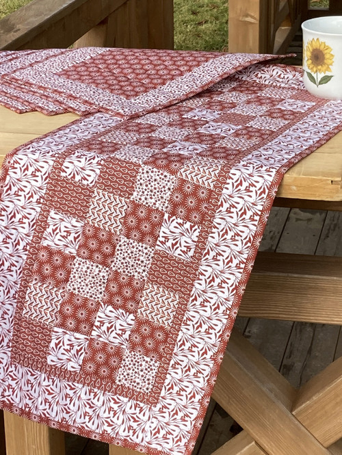 Patchworkový středový ubrus - čtverečky grenat.... — foto 5