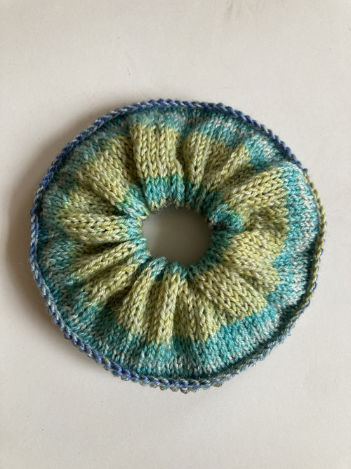 Pletená scrunchie - gumička do vlasů — foto 5
