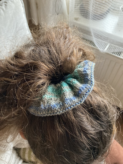 Pletená scrunchie - gumička do vlasů — foto 3