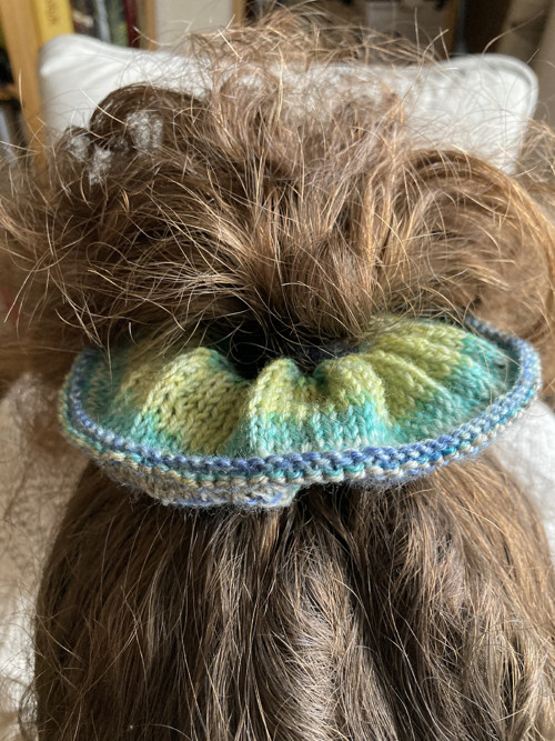 Pletená scrunchie - gumička do vlasů — foto 4