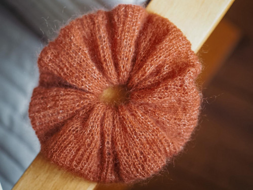 Pletená scrunchie - gumička do vlasů — foto 2