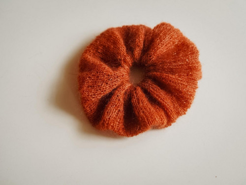 Pletená scrunchie - gumička do vlasů — foto 3