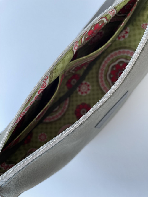 FLOW crossbody ledvinka zelenošedá — foto 5