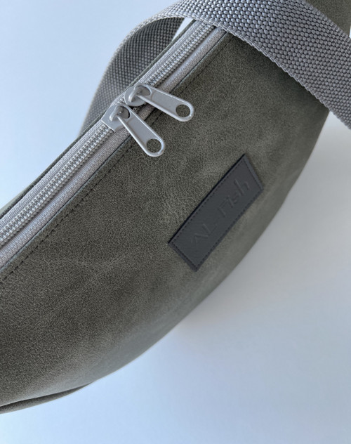 FLOW crossbody ledvinka zelenošedá — foto 4