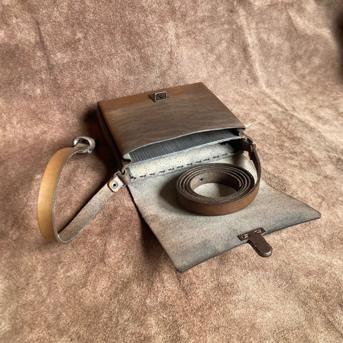 Mini kabelka hranatá, šedohnědá — foto 2