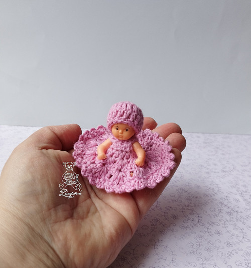 Šatičky s čepečkem pro panenku Ari — foto 2