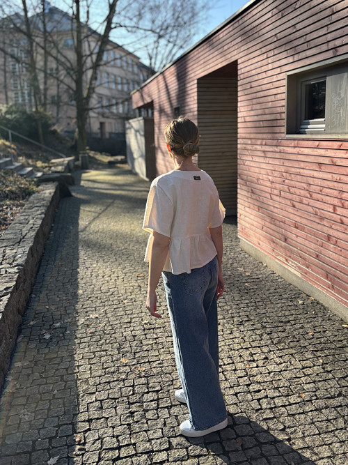 Lněný top s volánkem Ženskost v objetí — foto 4