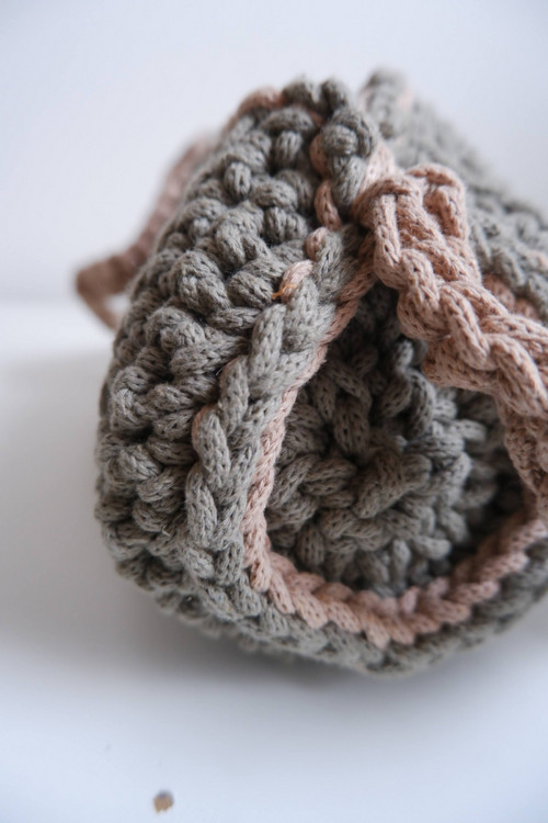 Háčkovaná crossbody kabelka — foto 4