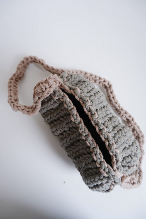 Háčkovaná crossbody kabelka — foto 2