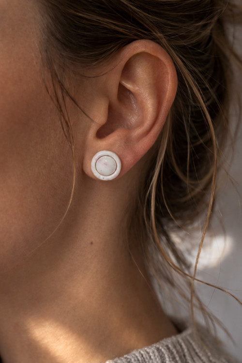 Minimalistické polymerové náušnice MODIVI – mramor — foto 3