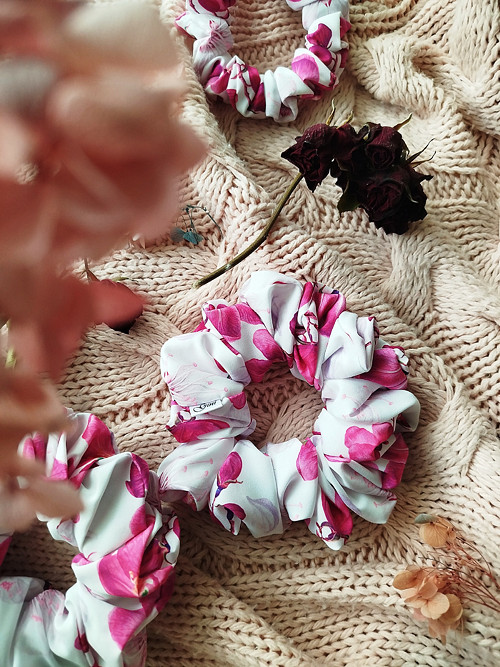 Gini HEDVÁBNÁ scrunchie M- APPLE BLOSSOM — foto 4