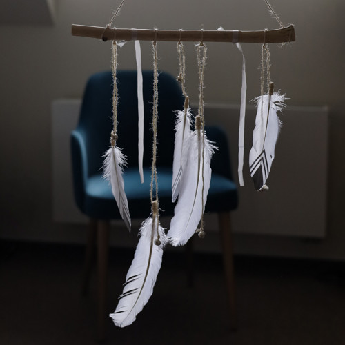 Boho peříčkový závěs s rolničkami — foto 2
