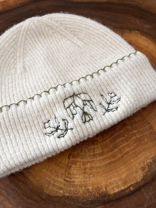 Beanie s ruční výšivkou — foto 4