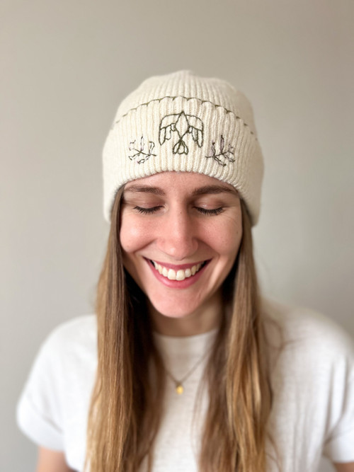 Beanie s ruční výšivkou — foto 3