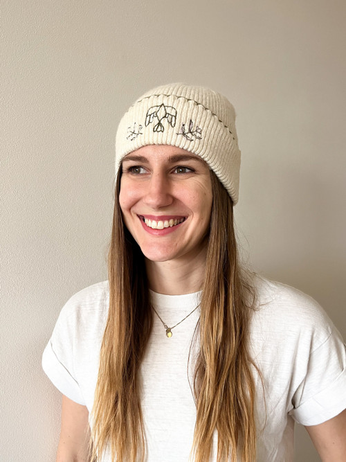 Beanie s ruční výšivkou — foto 2