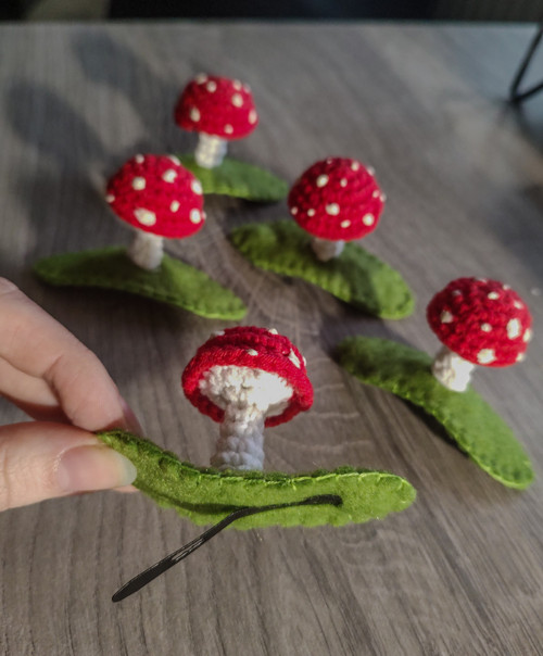 Háčkovaná sponka Muchomůrka — foto 4