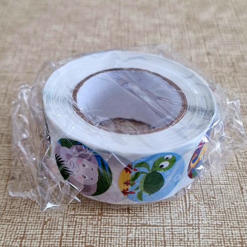 Barevné SAMOLEPKY (průměr 2,5 cm), návin 500 ks — foto 2
