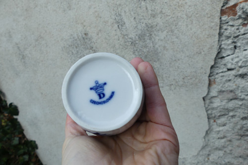 Porcelánová vázička s cibulákovým motivem — foto 6