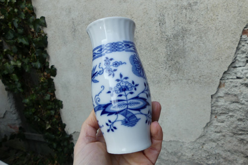 Porcelánová vázička s cibulákovým motivem — foto 4
