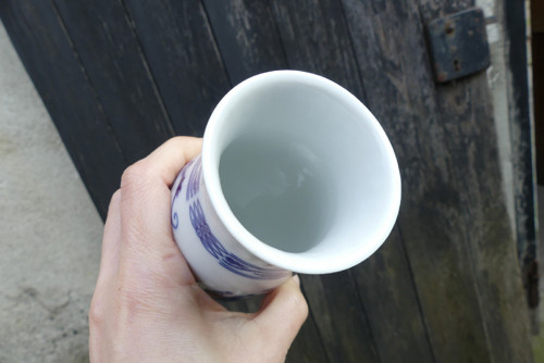 Porcelánová vázička s cibulákovým motivem — foto 5