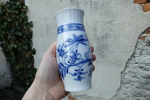 Porcelánová vázička s cibulákovým motivem — foto 2