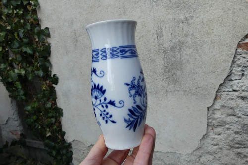 Porcelánová vázička s cibulákovým motivem — foto 3