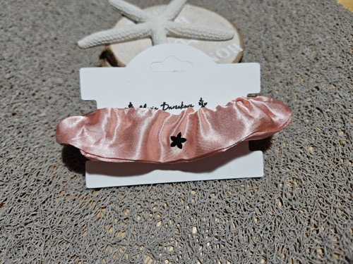 Saténová Scrunchie gumička do vlasů — foto 2
