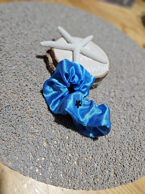 Saténová Scrunchie gumička do vlasů — foto 2