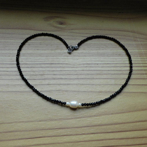 Náhrdelník - černý spinel, perličky, nerez — foto 2