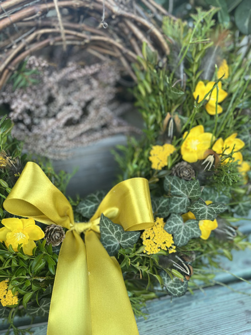 Jarní věnec s narciskami a bažantími peříčky — foto 4
