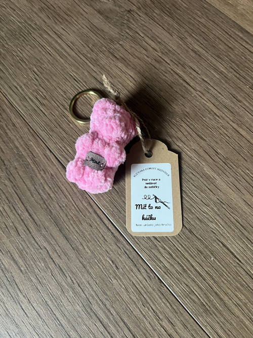 Háčkovaná klíčenka gumový medvídek — foto 3
