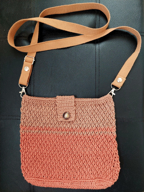 Malá háčkovaná kabelka crossbody — foto 3