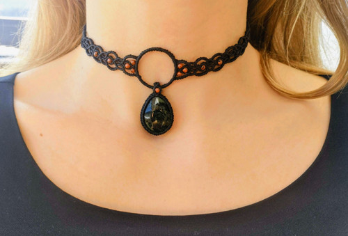 Černý macrame choker s jaspisem kambaba — foto 2