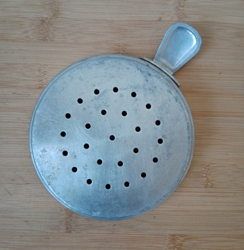 Starý hliníkový cedník pr.12 cm — foto 3