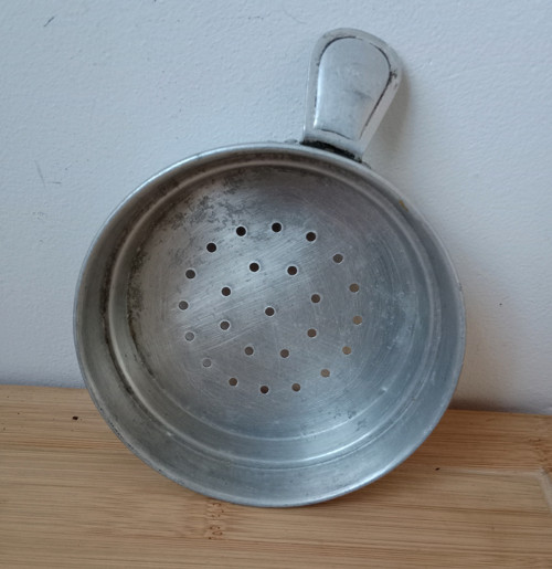 Starý hliníkový cedník pr.12 cm — foto 4