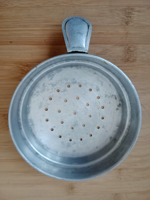 Starý hliníkový cedník pr.12 cm — foto 5