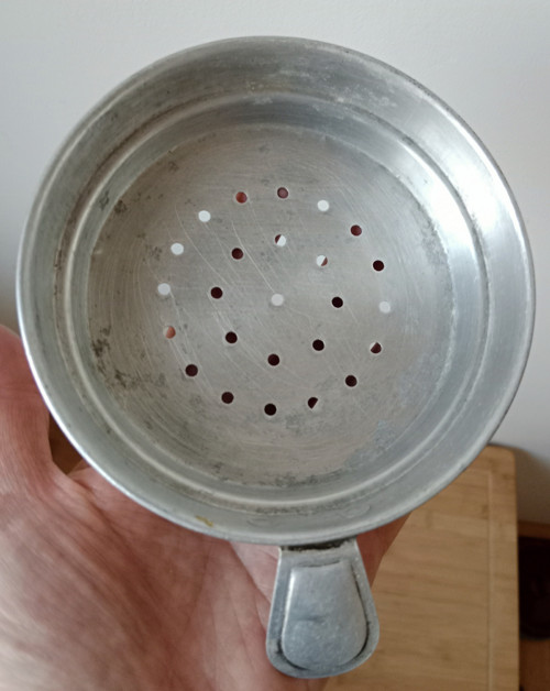 Starý hliníkový cedník pr.12 cm — foto 2