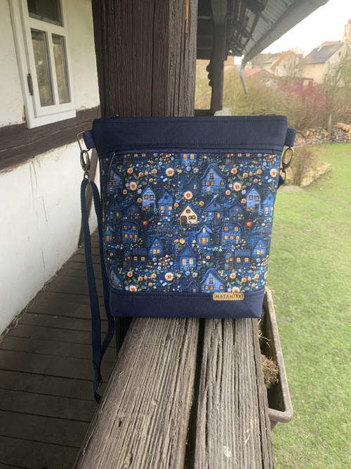 Crossbody kabelka - Modré domečky — foto 3