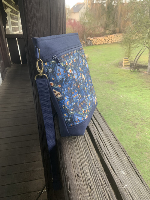 Crossbody kabelka - Modré domečky — foto 4