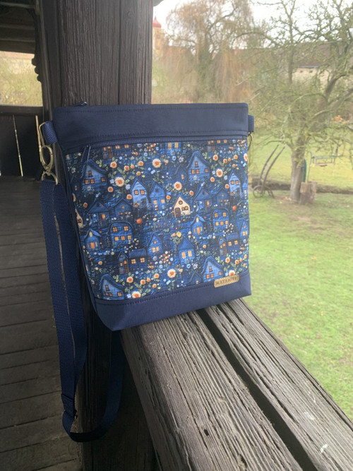 Crossbody kabelka - Modré domečky — foto 2