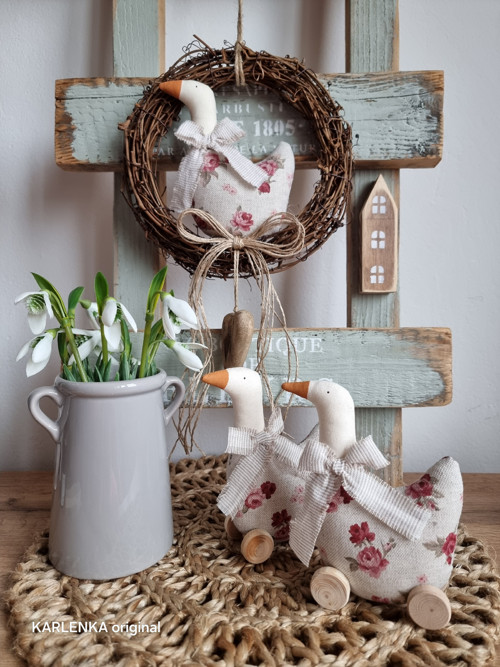 HUSIČKA na kolečkách - režná/růžičky — foto 2