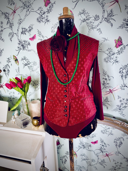 Vestička dandy v brokátu — foto 3