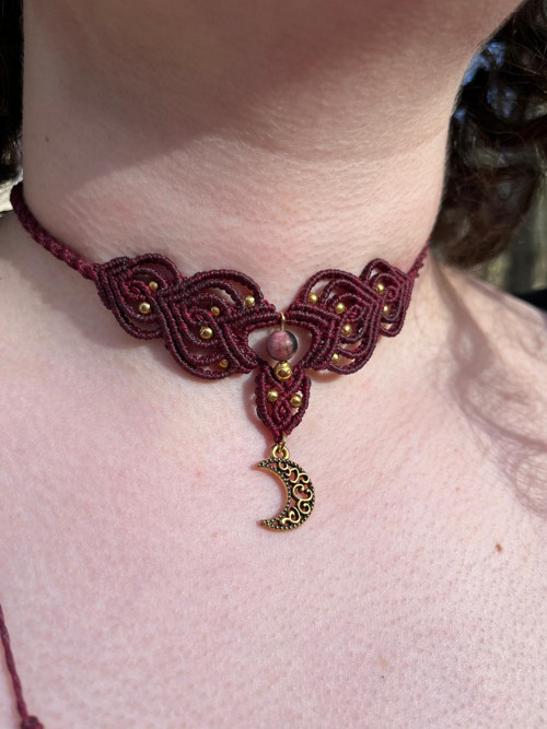 Vínový macrame choker / náhrdelník s rodonitem — foto 2