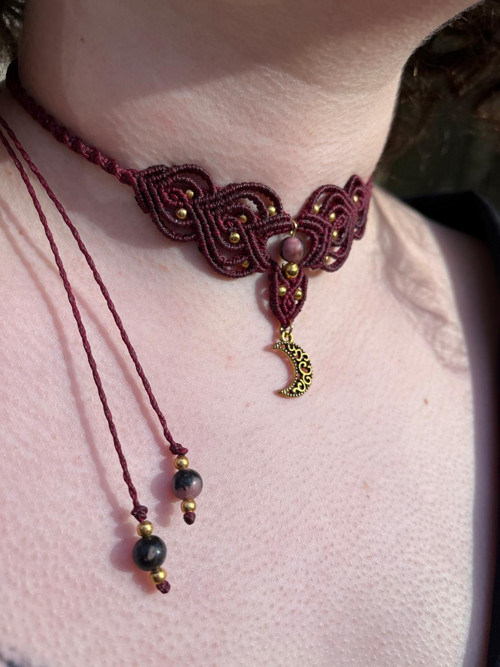 Vínový macrame choker / náhrdelník s rodonitem — foto 3