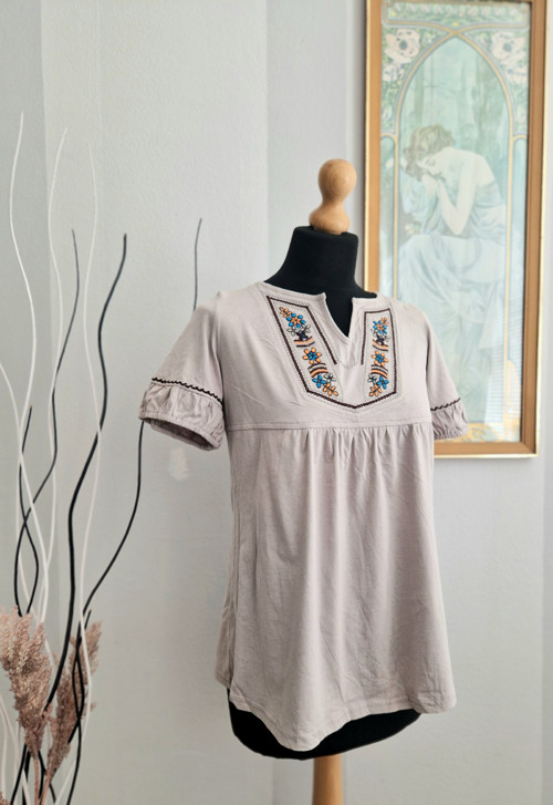 Nádherně vyšívaná blůzka — foto 3