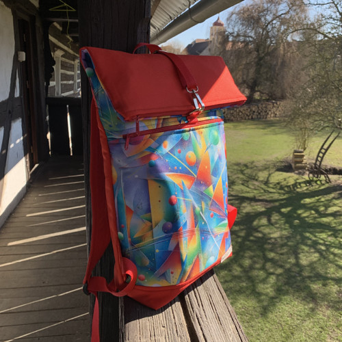 Barevná geometrie + přední kapsa na zip — foto 4