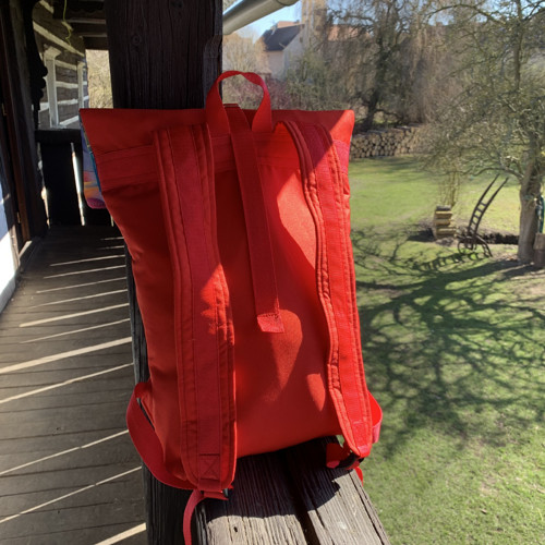 Barevná geometrie + přední kapsa na zip — foto 5