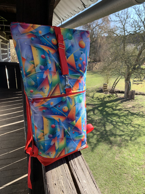 Barevná geometrie + přední kapsa na zip — foto 2